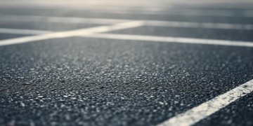 地面停车场费用是由物业收取吗？