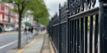 物业路边加装铁网违法吗？